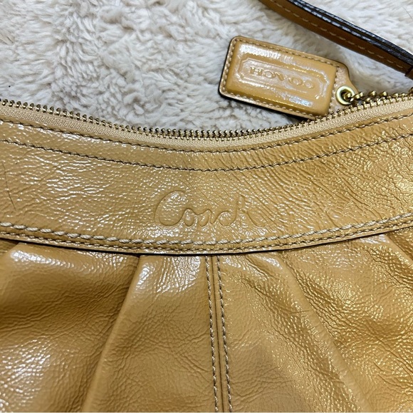 COACH | BEIGE PATENT LEATHER BAG | PLEATED BUCKLE STRAP | HOBO SHOULDER PURSE - Picture 3 of 15